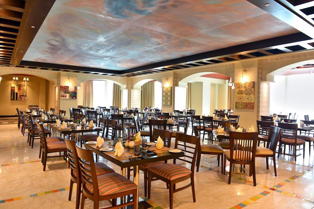 Millennium Hotel & Convention Centre Kuwait Kuwait City Exterior photo The restaurant